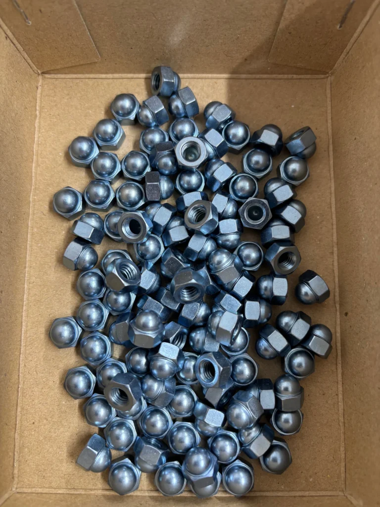 ニッケル合金メッキが施された袋ナットの全体写真。青みがかった銀白色の輝き。