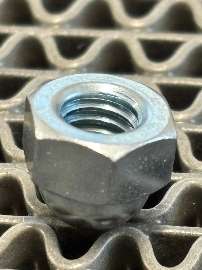 袋ナットの内側拡大写真。ネジ山まで光沢のあるメッキが乗っている様子。
